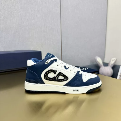 Dior B57 series casual sports shoes CD skateboard shoesOriginal purchase development and production This B57 mid-top sneaker is a new product in the 2024 spring men's wear series, reinterpreting the design of basketball shoes and becoming a classic item of Dior. It is carefully crafted with gray and white smooth cowhide leather, and decorated with beige and black Oblique printed logos on the side. Various special details are decorated on the tongue, sole and back to enhance the style, while the eyelet details, topstitching and rubber inlays highlight the dynamic charm of its sporty style. With a two-tone rubber sole, it can be matched with various outfits to create a sophisticated look.