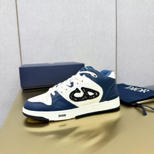 Dior B57 series casual sports shoes CD skateboard shoesOriginal purchase development and production This B57 mid-top sneaker is a new product in the 2024 spring men's wear series, reinterpreting the design of basketball shoes and becoming a classic item of Dior. It is carefully crafted with gray and white smooth cowhide leather, and decorated with beige and black Oblique printed logos on the side. Various special details are decorated on the tongue, sole and back to enhance the style, while the eyelet details, topstitching and rubber inlays highlight the dynamic charm of its sporty style. With a two-tone rubber sole, it can be matched with various outfits to create a sophisticated look.