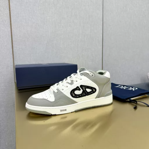Dior B57 series casual sports shoes CD skateboard shoesOriginal purchase development and production This B57 mid-top sneaker is a new product in the 2024 spring men's wear series, reinterpreting the design of basketball shoes and becoming a classic item of Dior. It is carefully crafted with gray and white smooth cowhide leather, and decorated with beige and black Oblique printed logos on the side. Various special details are decorated on the tongue, sole and back to enhance the style, while the eyelet details, topstitching and rubber inlays highlight the dynamic charm of its sporty style. With a two-tone rubber sole, it can be matched with various outfits to create a sophisticated look.