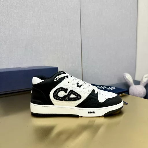 Dior B57 series casual sports shoes CD skateboard shoesOriginal purchase development and production This B57 mid-top sneaker is a new product in the 2024 spring men's wear series, reinterpreting the design of basketball shoes and becoming a classic item of Dior. It is carefully crafted with gray and white smooth cowhide leather, and decorated with beige and black Oblique printed logos on the side. Various special details are decorated on the tongue, sole and back to enhance the style, while the eyelet details, topstitching and rubber inlays highlight the dynamic charm of its sporty style. With a two-tone rubber sole, it can be matched with various outfits to create a sophisticated look.