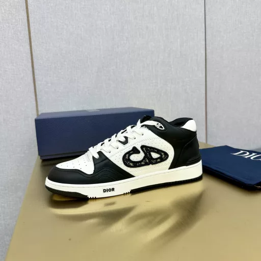 Dior B57 series casual sports shoes CD skateboard shoesOriginal purchase development and production This B57 mid-top sneaker is a new product in the 2024 spring men's wear series, reinterpreting the design of basketball shoes and becoming a classic item of Dior. It is carefully crafted with gray and white smooth cowhide leather, and decorated with beige and black Oblique printed logos on the side. Various special details are decorated on the tongue, sole and back to enhance the style, while the eyelet details, topstitching and rubber inlays highlight the dynamic charm of its sporty style. With a two-tone rubber sole, it can be matched with various outfits to create a sophisticated look.