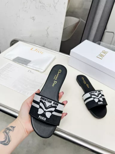 CD•Dior Women's Old Flower Embroidered Leather SlippersChristian Dior has always been synonymous with luxury and elegance, and has always been at the top of the fashion hall👍It is particularly worth mentioning that the embroidered ✨ pattern on the sole reproduces one of Christian Dior's cherished symbols✅More than 100 colors to choose from