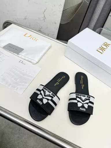 CD•Dior Women's Old Flower Embroidered Leather SlippersChristian Dior has always been synonymous with luxury and elegance, and has always been at the top of the fashion hall👍It is particularly worth mentioning that the embroidered ✨ pattern on the sole reproduces one of Christian Dior's cherished symbols✅More than 100 colors to choose from
