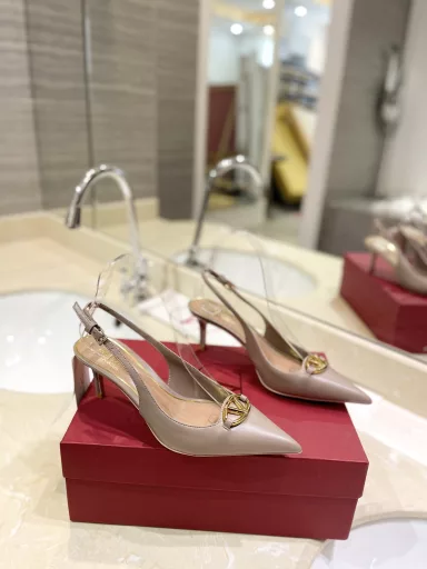VALENTINO 2024 new style latest logo VLOGO SIGNATURE light gold accessories buckle perfectly combined with sexy pointed toe ❤️‍🔥❤️‍🔥❤️‍🔥❤️‍🔥It is simply the peak of summer fashion💖💖💖💖Original replica VLOGO calfskin lace-up micro-heeled shoes -