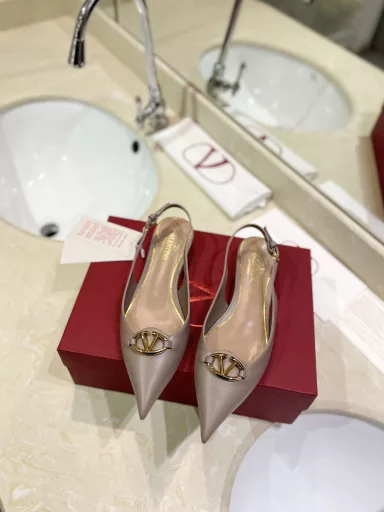 VALENTINO 2024 new style latest logo VLOGO SIGNATURE light gold accessories buckle perfectly combined with sexy pointed toe ❤️‍🔥❤️‍🔥❤️‍🔥❤️‍🔥It is simply the peak of summer fashion💖💖💖💖Original replica VLOGO calfskin lace-up micro-heeled shoes -