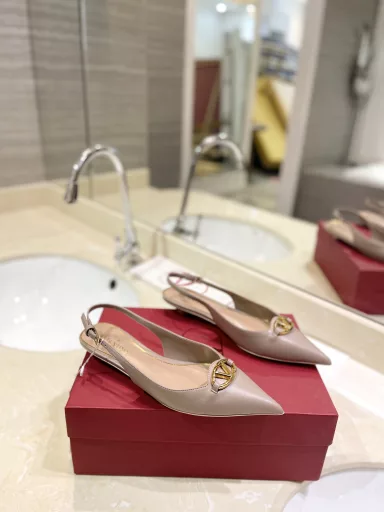 VALENTINO 2024 new style latest logo VLOGO SIGNATURE light gold accessories buckle perfectly combined with sexy pointed toe ❤️‍🔥❤️‍🔥❤️‍🔥❤️‍🔥It is simply the peak of summer fashion💖💖💖💖Original replica VLOGO calfskin lace-up micro-heeled shoes -