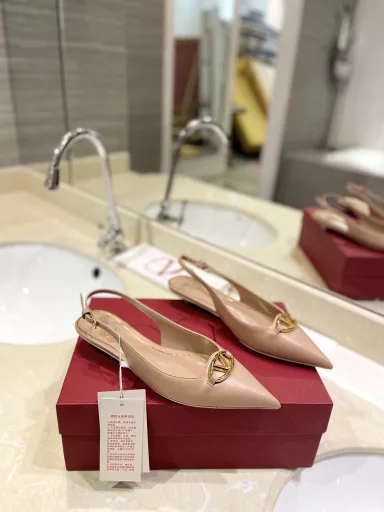 VALENTINO 2024 new style latest logo VLOGO SIGNATURE light gold accessories buckle perfectly combined with sexy pointed toe ❤️‍🔥❤️‍🔥❤️‍🔥❤️‍🔥It is simply the peak of summer fashion💖💖💖💖Original replica VLOGO calfskin lace-up micro-heeled shoes -