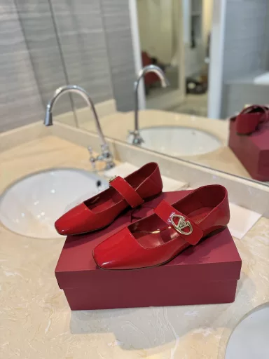 VALENTINO 2024 new style latestCelebrities love to wear😍😍😍The most beautiful VLogo Locker Mary Jane ballet shoes, simple shoe shape, light and soft, retro and fashionable💃Easily create a variety of styles, and super versatile, you can't go wrong with it🎯🎯It is a must-have item in the shoe cabinet