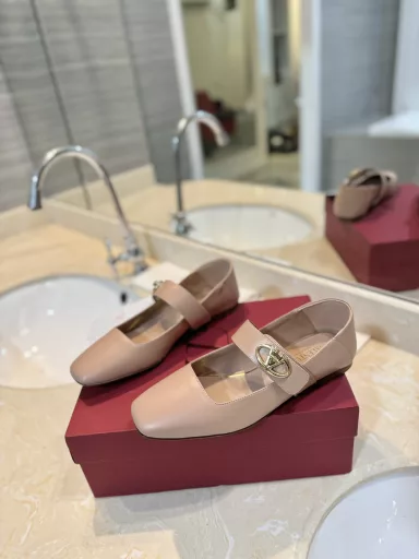 VALENTINO 2024 new style latestCelebrities love to wear😍😍😍The most beautiful VLogo Locker Mary Jane ballet shoes, simple shoe shape, light and soft, retro and fashionable💃Easily create a variety of styles, and super versatile, you can't go wrong with it🎯🎯It is a must-have item in the shoe cabinet