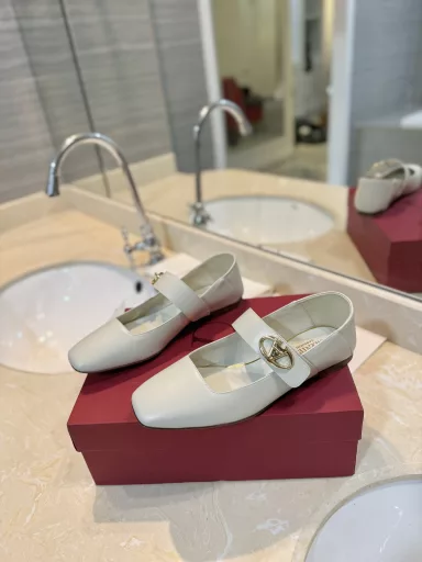 VALENTINO 2024 new style latestCelebrities love to wear😍😍😍The most beautiful VLogo Locker Mary Jane ballet shoes, simple shoe shape, light and soft, retro and fashionable💃Easily create a variety of styles, and super versatile, you can't go wrong with it🎯🎯It is a must-have item in the shoe cabinet