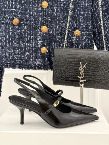 CELIN* Classic retro pointed high heelsThis series of CELIN is really retroIt looks great no matter how you wear itThe small pointed toe is designed to make your feet look smallerThe fabric is original and customizedThe lining is all lambskinThe leather outsole is imported from Italy