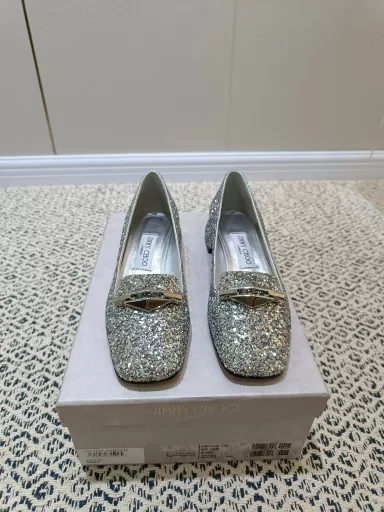 JimmyChoo small square heel. 2.5cm series is onlineJC small square head ballet shoes are hereThis time the design adds a big buckle.Super beautiful and soft Mary Jane flatsAdd the latest diamond cutting chain elementsLow-key with a touch of retro flavor, beautifulFull of elegance in dressing, not tiring to wear all dayFull of energy for the day, daily life of shoe control, trendy shoes, the most versatile shoesUpper. Imported sheepskin.Inner lining. Imported sheepskin.Outsole. Italian leather outsole.