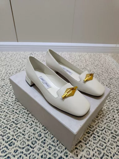 JimmyChoo small square heel. 2.5cm series is onlineJC small square head ballet shoes are hereThis time the design adds a big buckle.Super beautiful and soft Mary Jane flatsAdd the latest diamond cutting chain elementsLow-key with a touch of retro flavor, beautifulFull of elegance in dressing, not tiring to wear all dayFull of energy for the day, daily life of shoe control, trendy shoes, the most versatile shoesUpper. Imported sheepskin.Inner lining. Imported sheepskin.Outsole. Italian leather outsole.