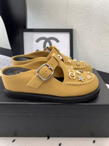 Chanel's new early spring half-slippers, high-end version shipped, catwalk models on various platforms, comfortable to wear and especially show long legs, imported cowhide frosted upper, sheepskin pads, rubber foam outsole
