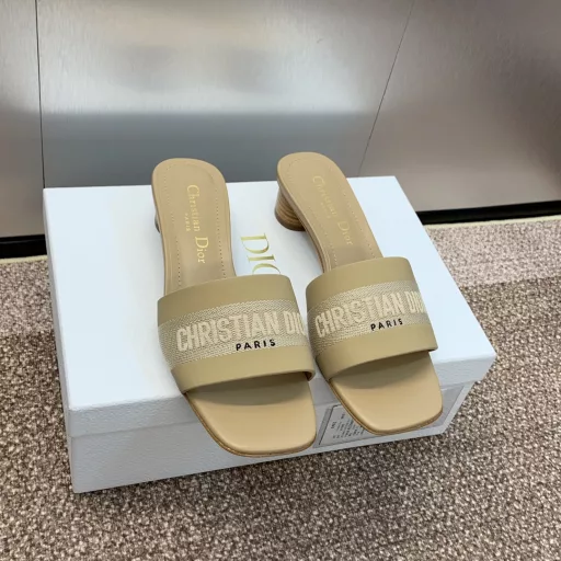 Dior 2024 Spring and Summer New DWAY Flat Flip Flops Colorblock Women's Shoes CD Letter Logo Three-Dimensional Embroidery Cylindrical Heel Sandals Square Head Thick Heel Jelly Color Open Toe Slippers Original Development Market Top Version