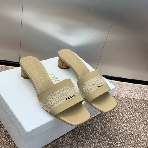 Dior 2024 Spring and Summer New DWAY Flat Flip Flops Colorblock Women's Shoes CD Letter Logo Three-Dimensional Embroidery Cylindrical Heel Sandals Square Head Thick Heel Jelly Color Open Toe Slippers Original Development Market Top Version