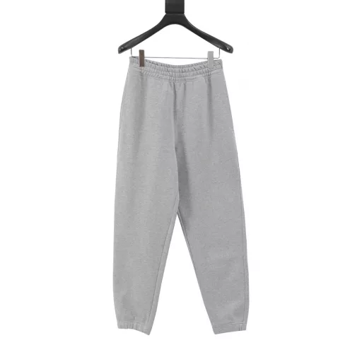 Burberry BBR checkered back pocket sweatpantsMade of lightweight cotton fabric, with cotton fiber as the main raw material, the front is a smooth cotton surface, and the other side is velvet treated. The waist is designed with elastic band, with drawstring adjustment, and the waist elastic band and trouser legs are sewn with three needles and five threads to make it more firm, flat and beautiful with good elasticity. There are pockets on both sides, and the edges are all knotted. There is a rectangular pocket at the hip position, which is also knotted to make it more firm and beautiful. It is a casual loose version.