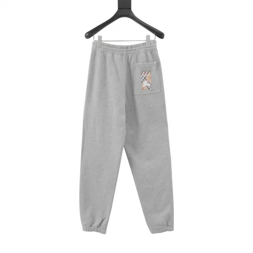 Burberry BBR checkered back pocket sweatpantsMade of lightweight cotton fabric, with cotton fiber as the main raw material, the front is a smooth cotton surface, and the other side is velvet treated. The waist is designed with elastic band, with drawstring adjustment, and the waist elastic band and trouser legs are sewn with three needles and five threads to make it more firm, flat and beautiful with good elasticity. There are pockets on both sides, and the edges are all knotted. There is a rectangular pocket at the hip position, which is also knotted to make it more firm and beautiful. It is a casual loose version.
