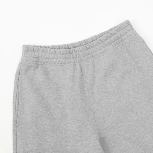 Burberry BBR checkered back pocket sweatpantsMade of lightweight cotton fabric, with cotton fiber as the main raw material, the front is a smooth cotton surface, and the other side is velvet treated. The waist is designed with elastic band, with drawstring adjustment, and the waist elastic band and trouser legs are sewn with three needles and five threads to make it more firm, flat and beautiful with good elasticity. There are pockets on both sides, and the edges are all knotted. There is a rectangular pocket at the hip position, which is also knotted to make it more firm and beautiful. It is a casual loose version.