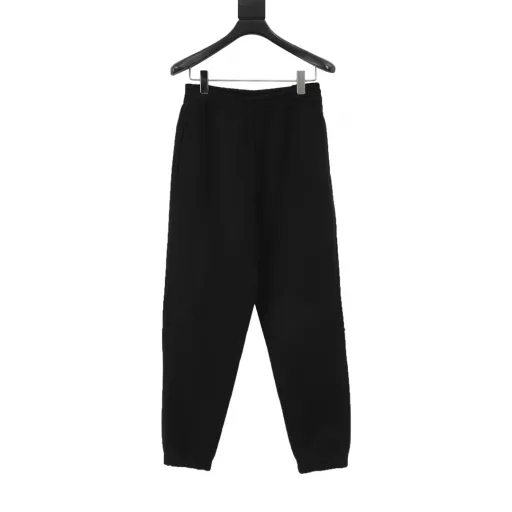 Burberry BBR checkered back pocket sweatpantsMade of lightweight cotton fabric, with cotton fiber as the main raw material, the front is a smooth cotton surface, and the other side is velvet treated. The waist is designed with elastic band, with drawstring adjustment, and the waist elastic band and trouser legs are sewn with three needles and five threads to make it more firm, flat and beautiful with good elasticity. There are pockets on both sides, and the edges are all knotted. There is a rectangular pocket at the hip position, which is also knotted to make it more firm and beautiful. It is a casual loose version.