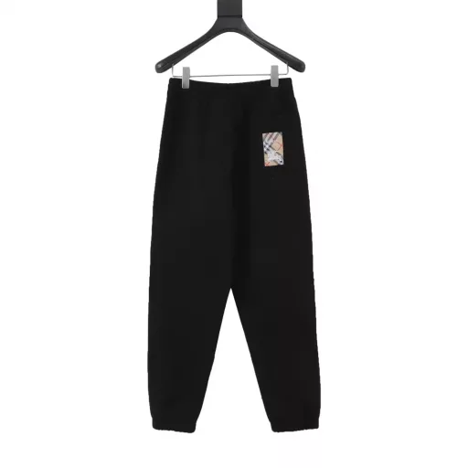 Burberry BBR checkered back pocket sweatpantsMade of lightweight cotton fabric, with cotton fiber as the main raw material, the front is a smooth cotton surface, and the other side is velvet treated. The waist is designed with elastic band, with drawstring adjustment, and the waist elastic band and trouser legs are sewn with three needles and five threads to make it more firm, flat and beautiful with good elasticity. There are pockets on both sides, and the edges are all knotted. There is a rectangular pocket at the hip position, which is also knotted to make it more firm and beautiful. It is a casual loose version.