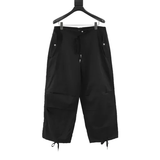 Chrome Hearts 24's latest model, 925 silver-buttoned paratrooper workwear wide-leg trousers and casual pants, is now available. It is purchased at a high price and has all the details. The fabric is custom-woven and custom-dyed 40-count poplin cotton. You can feel it when you get it. The fabric is flat and smooth, has good tear strength, and has a long service life. It has good breathability and moisture absorption, and is very suitable for the current season. The overall style is very stiff, wide and loose, and the material used is half more than other trousers. This is one of the reasons why the cost of this model is slightly higher. Regarding the accessories, CH has piled up all the accessories that can be used this time, including 6 pendants, 3 hidden buttons and 1 waist buckle. It should be said that the retail price of a single piece in the counter is 2K, and all of them are put on this pair of paratrooper pants. The accessories and accessories are all customized one by one. You can imagine the degree of engineering of this pair of trousers. The waistline of this pair of trousers is quite special and can only be adjusted by the trouser rope. The super loose trouser legs do not feel restrained at all