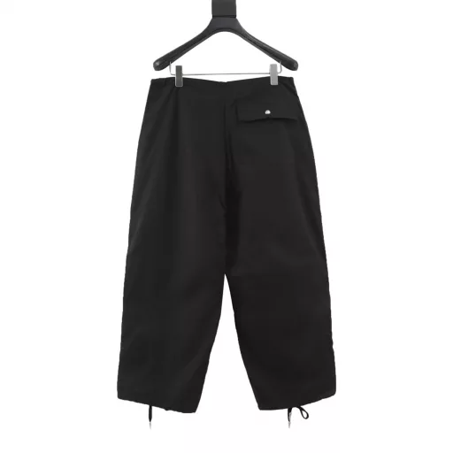 Chrome Hearts 24's latest model, 925 silver-buttoned paratrooper workwear wide-leg trousers and casual pants, is now available. It is purchased at a high price and has all the details. The fabric is custom-woven and custom-dyed 40-count poplin cotton. You can feel it when you get it. The fabric is flat and smooth, has good tear strength, and has a long service life. It has good breathability and moisture absorption, and is very suitable for the current season. The overall style is very stiff, wide and loose, and the material used is half more than other trousers. This is one of the reasons why the cost of this model is slightly higher. Regarding the accessories, CH has piled up all the accessories that can be used this time, including 6 pendants, 3 hidden buttons and 1 waist buckle. It should be said that the retail price of a single piece in the counter is 2K, and all of them are put on this pair of paratrooper pants. The accessories and accessories are all customized one by one. You can imagine the degree of engineering of this pair of trousers. The waistline of this pair of trousers is quite special and can only be adjusted by the trouser rope. The super loose trouser legs do not feel restrained at all