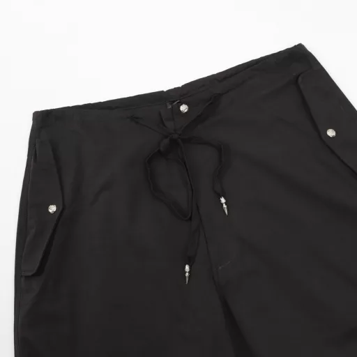 Chrome Hearts 24's latest model, 925 silver-buttoned paratrooper workwear wide-leg trousers and casual pants, is now available. It is purchased at a high price and has all the details. The fabric is custom-woven and custom-dyed 40-count poplin cotton. You can feel it when you get it. The fabric is flat and smooth, has good tear strength, and has a long service life. It has good breathability and moisture absorption, and is very suitable for the current season. The overall style is very stiff, wide and loose, and the material used is half more than other trousers. This is one of the reasons why the cost of this model is slightly higher. Regarding the accessories, CH has piled up all the accessories that can be used this time, including 6 pendants, 3 hidden buttons and 1 waist buckle. It should be said that the retail price of a single piece in the counter is 2K, and all of them are put on this pair of paratrooper pants. The accessories and accessories are all customized one by one. You can imagine the degree of engineering of this pair of trousers. The waistline of this pair of trousers is quite special and can only be adjusted by the trouser rope. The super loose trouser legs do not feel restrained at all