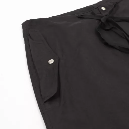 Chrome Hearts 24's latest model, 925 silver-buttoned paratrooper workwear wide-leg trousers and casual pants, is now available. It is purchased at a high price and has all the details. The fabric is custom-woven and custom-dyed 40-count poplin cotton. You can feel it when you get it. The fabric is flat and smooth, has good tear strength, and has a long service life. It has good breathability and moisture absorption, and is very suitable for the current season. The overall style is very stiff, wide and loose, and the material used is half more than other trousers. This is one of the reasons why the cost of this model is slightly higher. Regarding the accessories, CH has piled up all the accessories that can be used this time, including 6 pendants, 3 hidden buttons and 1 waist buckle. It should be said that the retail price of a single piece in the counter is 2K, and all of them are put on this pair of paratrooper pants. The accessories and accessories are all customized one by one. You can imagine the degree of engineering of this pair of trousers. The waistline of this pair of trousers is quite special and can only be adjusted by the trouser rope. The super loose trouser legs do not feel restrained at all