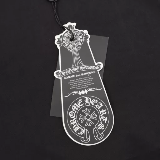 Chrome Hearts 24's latest model, 925 silver-buttoned paratrooper workwear wide-leg trousers and casual pants, is now available. It is purchased at a high price and has all the details. The fabric is custom-woven and custom-dyed 40-count poplin cotton. You can feel it when you get it. The fabric is flat and smooth, has good tear strength, and has a long service life. It has good breathability and moisture absorption, and is very suitable for the current season. The overall style is very stiff, wide and loose, and the material used is half more than other trousers. This is one of the reasons why the cost of this model is slightly higher. Regarding the accessories, CH has piled up all the accessories that can be used this time, including 6 pendants, 3 hidden buttons and 1 waist buckle. It should be said that the retail price of a single piece in the counter is 2K, and all of them are put on this pair of paratrooper pants. The accessories and accessories are all customized one by one. You can imagine the degree of engineering of this pair of trousers. The waistline of this pair of trousers is quite special and can only be adjusted by the trouser rope. The super loose trouser legs do not feel restrained at all