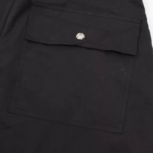 Chrome Hearts 24's latest model, 925 silver-buttoned paratrooper workwear wide-leg trousers and casual pants, is now available. It is purchased at a high price and has all the details. The fabric is custom-woven and custom-dyed 40-count poplin cotton. You can feel it when you get it. The fabric is flat and smooth, has good tear strength, and has a long service life. It has good breathability and moisture absorption, and is very suitable for the current season. The overall style is very stiff, wide and loose, and the material used is half more than other trousers. This is one of the reasons why the cost of this model is slightly higher. Regarding the accessories, CH has piled up all the accessories that can be used this time, including 6 pendants, 3 hidden buttons and 1 waist buckle. It should be said that the retail price of a single piece in the counter is 2K, and all of them are put on this pair of paratrooper pants. The accessories and accessories are all customized one by one. You can imagine the degree of engineering of this pair of trousers. The waistline of this pair of trousers is quite special and can only be adjusted by the trouser rope. The super loose trouser legs do not feel restrained at all