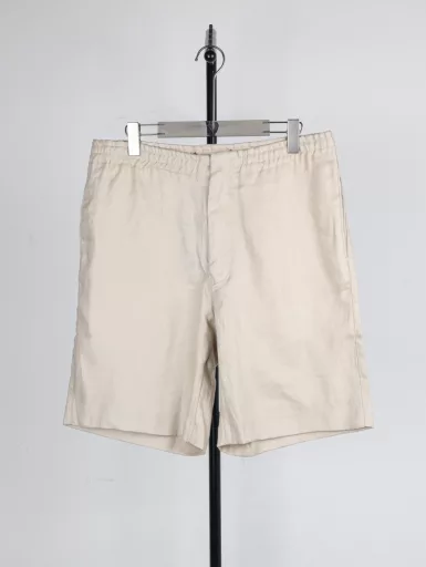 Ermenegildo Zegna Linen ShortsCraftsmanship:100% pure linen fabric woven and dyed,Developed for more than 2 months. The cost is very expensive!Customized cotton twill lining,The fabric used in the whole piece feels exactly the same as the original!Customized waistband, and the waistband head uses leather bell,Cutting to the version, custom dyeing.Exclusively customized black horn buttons, the button has a glossy texture,The size is the same as the original, and the bottom is finely engraved with double-line logo fonts,Restore the details of the original.Exclusively woven and dyed waist striped ribbon,Developed 1:1 with the original, the same as the original.Exclusively customized three-label auxiliary materials, woven and dyed black logo woven label,Developed for half a month.