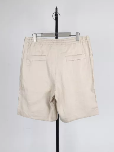 Ermenegildo Zegna Linen ShortsCraftsmanship:100% pure linen fabric woven and dyed,Developed for more than 2 months. The cost is very expensive!Customized cotton twill lining,The fabric used in the whole piece feels exactly the same as the original!Customized waistband, and the waistband head uses leather bell,Cutting to the version, custom dyeing.Exclusively customized black horn buttons, the button has a glossy texture,The size is the same as the original, and the bottom is finely engraved with double-line logo fonts,Restore the details of the original.Exclusively woven and dyed waist striped ribbon,Developed 1:1 with the original, the same as the original.Exclusively customized three-label auxiliary materials, woven and dyed black logo woven label,Developed for half a month.