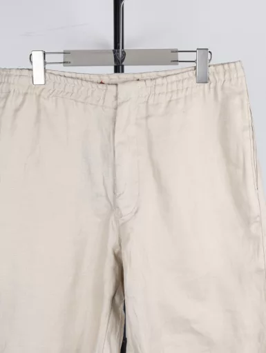 Ermenegildo Zegna Linen ShortsCraftsmanship:100% pure linen fabric woven and dyed,Developed for more than 2 months. The cost is very expensive!Customized cotton twill lining,The fabric used in the whole piece feels exactly the same as the original!Customized waistband, and the waistband head uses leather bell,Cutting to the version, custom dyeing.Exclusively customized black horn buttons, the button has a glossy texture,The size is the same as the original, and the bottom is finely engraved with double-line logo fonts,Restore the details of the original.Exclusively woven and dyed waist striped ribbon,Developed 1:1 with the original, the same as the original.Exclusively customized three-label auxiliary materials, woven and dyed black logo woven label,Developed for half a month.