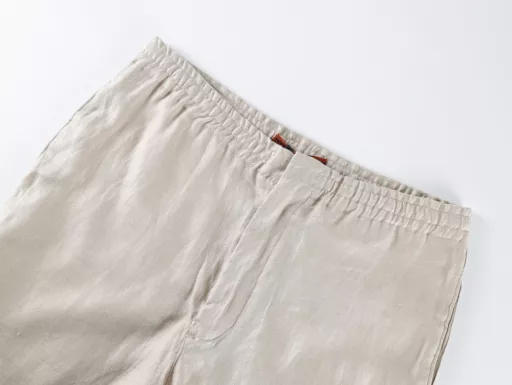 Ermenegildo Zegna Linen ShortsCraftsmanship:100% pure linen fabric woven and dyed,Developed for more than 2 months. The cost is very expensive!Customized cotton twill lining,The fabric used in the whole piece feels exactly the same as the original!Customized waistband, and the waistband head uses leather bell,Cutting to the version, custom dyeing.Exclusively customized black horn buttons, the button has a glossy texture,The size is the same as the original, and the bottom is finely engraved with double-line logo fonts,Restore the details of the original.Exclusively woven and dyed waist striped ribbon,Developed 1:1 with the original, the same as the original.Exclusively customized three-label auxiliary materials, woven and dyed black logo woven label,Developed for half a month.