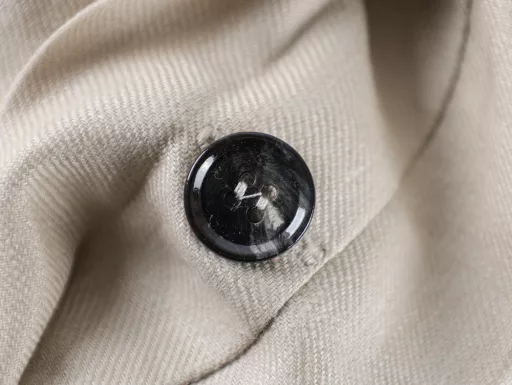 Ermenegildo Zegna Linen ShortsCraftsmanship:100% pure linen fabric woven and dyed,Developed for more than 2 months. The cost is very expensive!Customized cotton twill lining,The fabric used in the whole piece feels exactly the same as the original!Customized waistband, and the waistband head uses leather bell,Cutting to the version, custom dyeing.Exclusively customized black horn buttons, the button has a glossy texture,The size is the same as the original, and the bottom is finely engraved with double-line logo fonts,Restore the details of the original.Exclusively woven and dyed waist striped ribbon,Developed 1:1 with the original, the same as the original.Exclusively customized three-label auxiliary materials, woven and dyed black logo woven label,Developed for half a month.