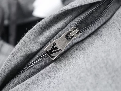 1v casual wool pants, grayFabric: Worsted high-quality wool single-sided cloth, 320 gramsLining: twill combed cotton lining, 100% cotton, 180 gramsCraftsmanship:Exclusive custom-woven and dyed high-proportion woolWorsted single-sided cloth, expensive! Double-sided composite technology (the front is 