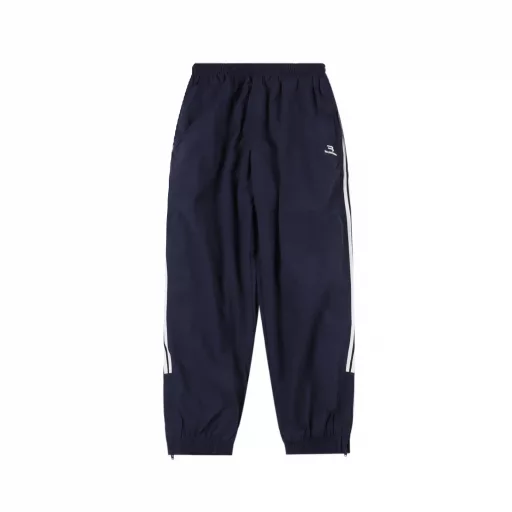 Balenciaga BLCG 25SS catwalk style double hook embroidery indigo patchwork sports trousersLight luxury, a must-have item for men and women's daily commuting wear. Correct version, welcome to compareDetailed features· Custom recycled nylon fabric, slightly wrinkled process· Lining uses three-level polyester bird's eye mesh· Hidden pocket design on the inside of the top· Small slit zipper design on the leg of the trousers· Side zipper pockets· Sporty B embroidered by Tajima high-speed embroidery machine, three-dimensional and full· Customized hardware zipper with mold opening· Original main label, washing tag, brand packaging