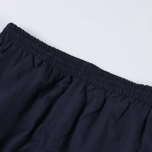 Balenciaga BLCG 25SS catwalk style double hook embroidery indigo patchwork sports trousersLight luxury, a must-have item for men and women's daily commuting wear. Correct version, welcome to compareDetailed features· Custom recycled nylon fabric, slightly wrinkled process· Lining uses three-level polyester bird's eye mesh· Hidden pocket design on the inside of the top· Small slit zipper design on the leg of the trousers· Side zipper pockets· Sporty B embroidered by Tajima high-speed embroidery machine, three-dimensional and full· Customized hardware zipper with mold opening· Original main label, washing tag, brand packaging