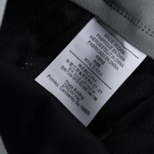 KOLONSPORT sports running training windproof waterproof breathable assault trousersThis pair of running pants is of very good quality and has a very good style. This pair of pants is simply amazing. Bosses can wear it not only outdoors, but also for business and casual wear. It is a must-have in men's wardrobes for spring and summer. The 3D fitted tapered trousers have both the formality of suit pants and the comfort of sports pants. They are loose where they should be loose and tight where they should be tight. They are particularly stylish on the upper body. The loose and tight waist with drawstring design is a versatile pair of pants that can be worn on various occasions. Elastic strips are added to the waistband, which is comfortable and will not twist or slide down, giving you a full sense of security. The pockets on both sides of the pants are equipped with zippers. The leg pockets are also equipped with zippers, which are extremely safe. This fabric is a three-proof outdoor fabric with four-sided elasticity, allowing you to experience a zero-feeling and unrestrained outdoor experience. The inner layer close to the skin is particularly smooth and does not feel prickly. The silicone evergreen under the pocket is exquisite. The zipper and drawstring of the pants have the evergreen logo, showing extraordinary taste