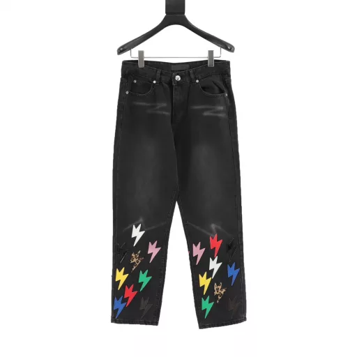 AMEXNOCAP Shibuya Limited Edition Leather Label Lightning Denim PantsAfter the pants are made, they are rinsed with heavy enzyme stone mill. Each pair is different. The heavy washing process has many hidden details. The pants promoted this time are too perfect in both the version and the upper body. It is no exaggeration to say that it takes more time to make 20 short sleeves than to make a pair of jeans. The fabric is made of 12.2 ounces of high-quality denim. Only when the denim is above 12 ounces can it have the unique high-end texture of denim. I am very satisfied with the proofing after several washings.