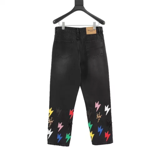 AMEXNOCAP Shibuya Limited Edition Leather Label Lightning Denim PantsAfter the pants are made, they are rinsed with heavy enzyme stone mill. Each pair is different. The heavy washing process has many hidden details. The pants promoted this time are too perfect in both the version and the upper body. It is no exaggeration to say that it takes more time to make 20 short sleeves than to make a pair of jeans. The fabric is made of 12.2 ounces of high-quality denim. Only when the denim is above 12 ounces can it have the unique high-end texture of denim. I am very satisfied with the proofing after several washings.