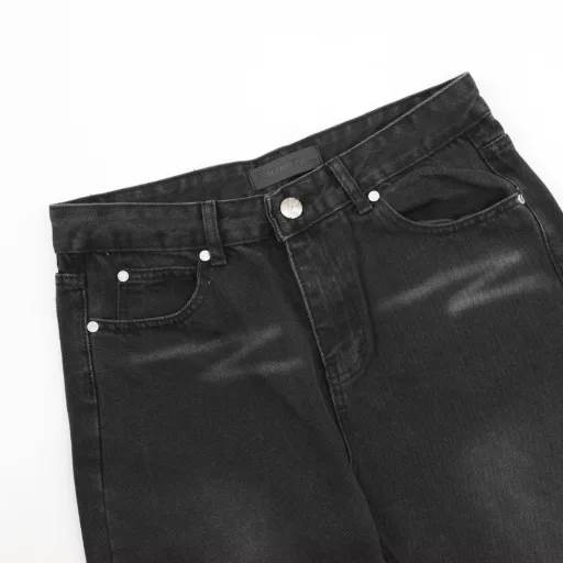 AMEXNOCAP Shibuya Limited Edition Leather Label Lightning Denim PantsAfter the pants are made, they are rinsed with heavy enzyme stone mill. Each pair is different. The heavy washing process has many hidden details. The pants promoted this time are too perfect in both the version and the upper body. It is no exaggeration to say that it takes more time to make 20 short sleeves than to make a pair of jeans. The fabric is made of 12.2 ounces of high-quality denim. Only when the denim is above 12 ounces can it have the unique high-end texture of denim. I am very satisfied with the proofing after several washings.