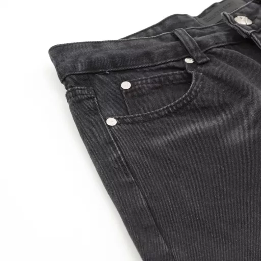 AMEXNOCAP Shibuya Limited Edition Leather Label Lightning Denim PantsAfter the pants are made, they are rinsed with heavy enzyme stone mill. Each pair is different. The heavy washing process has many hidden details. The pants promoted this time are too perfect in both the version and the upper body. It is no exaggeration to say that it takes more time to make 20 short sleeves than to make a pair of jeans. The fabric is made of 12.2 ounces of high-quality denim. Only when the denim is above 12 ounces can it have the unique high-end texture of denim. I am very satisfied with the proofing after several washings.