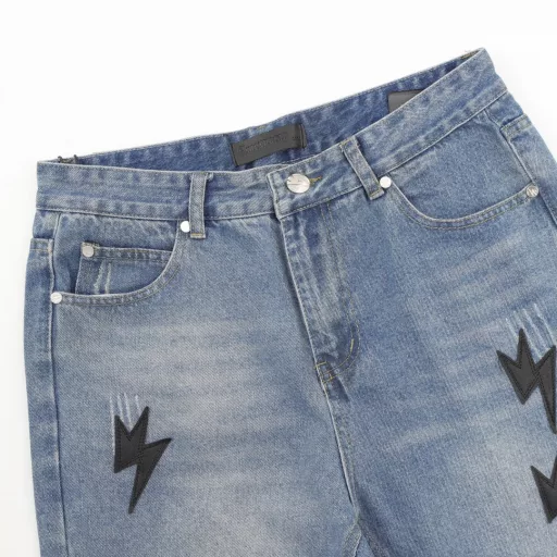 AMEXNOCAP first generation leather label lightning denim pantsAfter the pants are made, they are rinsed with heavy enzyme stone mill. Each pair is different. The heavy washing process has many hidden details. The pants promoted this time are too perfect in both the version and the upper body. It is no exaggeration to say that it takes more time to make 20 short sleeves than to make a pair of jeans. The fabric is 12.2 ounces of high-quality denim. Only when the denim is above 12 ounces can it have the unique high-end texture of denim. I am very satisfied with the proofing after several washings.
