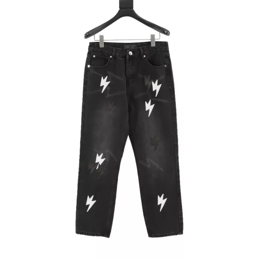 AMEXNOCAP first generation leather label lightning denim pantsAfter the pants are made, they are rinsed with heavy enzyme stone mill. Each pair is different. The heavy washing process has many hidden details. The pants promoted this time are too perfect in both the version and the upper body. It is no exaggeration to say that it takes more time to make 20 short sleeves than to make a pair of jeans. The fabric is 12.2 ounces of high-quality denim. Only when the denim is above 12 ounces can it have the unique high-end texture of denim. I am very satisfied with the proofing after several washings.