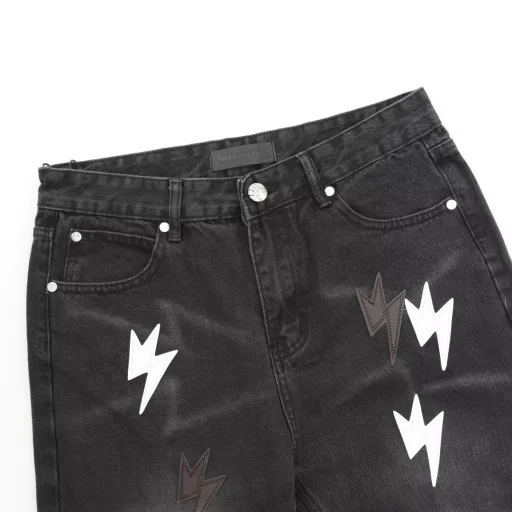 AMEXNOCAP first generation leather label lightning denim pantsAfter the pants are made, they are rinsed with heavy enzyme stone mill. Each pair is different. The heavy washing process has many hidden details. The pants promoted this time are too perfect in both the version and the upper body. It is no exaggeration to say that it takes more time to make 20 short sleeves than to make a pair of jeans. The fabric is 12.2 ounces of high-quality denim. Only when the denim is above 12 ounces can it have the unique high-end texture of denim. I am very satisfied with the proofing after several washings.