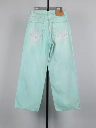 As 24Fw 1981M fluorescent mint green denim trousersCustomized 350g 100% cotton radial bamboo denim fabric, produced by domestic T1-level denim fabric factory, the fabric used for the whole pair of pants needs to be washed with heavy technology, because of the fluorescent coating, the corrosion resistance of the fabric is considered. In addition, the process of this pair of pants is to wash it once for desizing, and then wash it with water spray for coloring. After the fixed color fades, it is sent for fluorescent pigment coating, and finally washed and dirty, custom leather cowhide leather brand, mold embossing