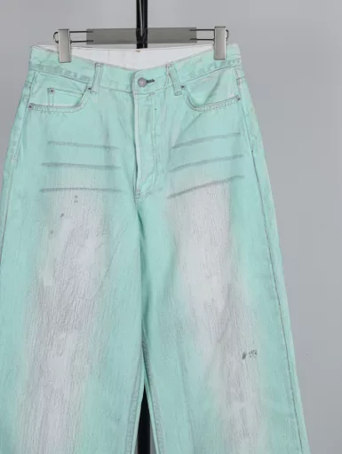 As 24Fw 1981M fluorescent mint green denim trousersCustomized 350g 100% cotton radial bamboo denim fabric, produced by domestic T1-level denim fabric factory, the fabric used for the whole pair of pants needs to be washed with heavy technology, because of the fluorescent coating, the corrosion resistance of the fabric is considered. In addition, the process of this pair of pants is to wash it once for desizing, and then wash it with water spray for coloring. After the fixed color fades, it is sent for fluorescent pigment coating, and finally washed and dirty, custom leather cowhide leather brand, mold embossing