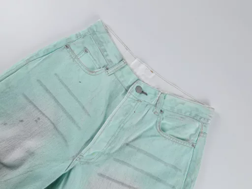 As 24Fw 1981M fluorescent mint green denim trousersCustomized 350g 100% cotton radial bamboo denim fabric, produced by domestic T1-level denim fabric factory, the fabric used for the whole pair of pants needs to be washed with heavy technology, because of the fluorescent coating, the corrosion resistance of the fabric is considered. In addition, the process of this pair of pants is to wash it once for desizing, and then wash it with water spray for coloring. After the fixed color fades, it is sent for fluorescent pigment coating, and finally washed and dirty, custom leather cowhide leather brand, mold embossing